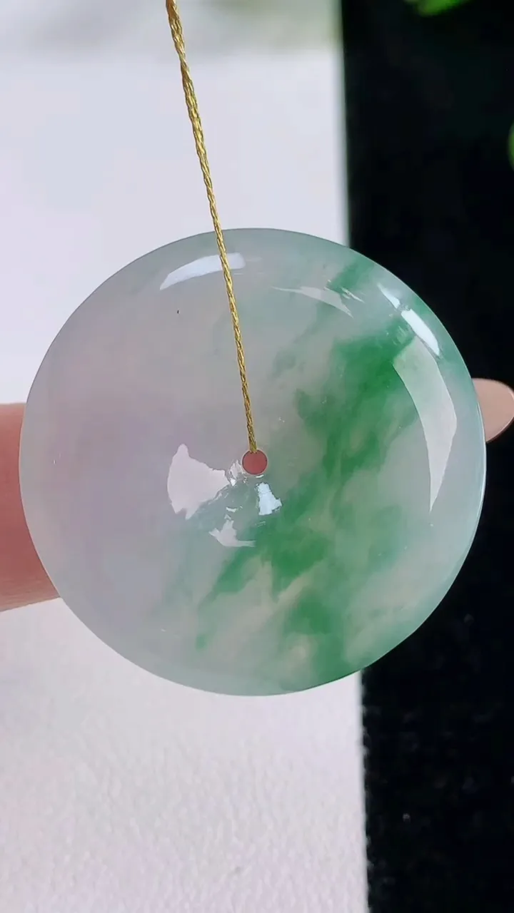 天然A货翡翠冰种飘花平安扣吊坠，尺寸30.6-5.5，重量:11.03g
11月24日