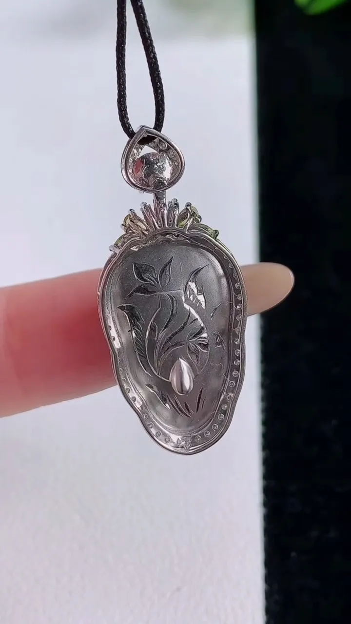 天然A货翡翠金枝玉叶 叶子吊坠，尺寸30-14-6.3，裸石19.4-11.8重量:3.37g
11月24日