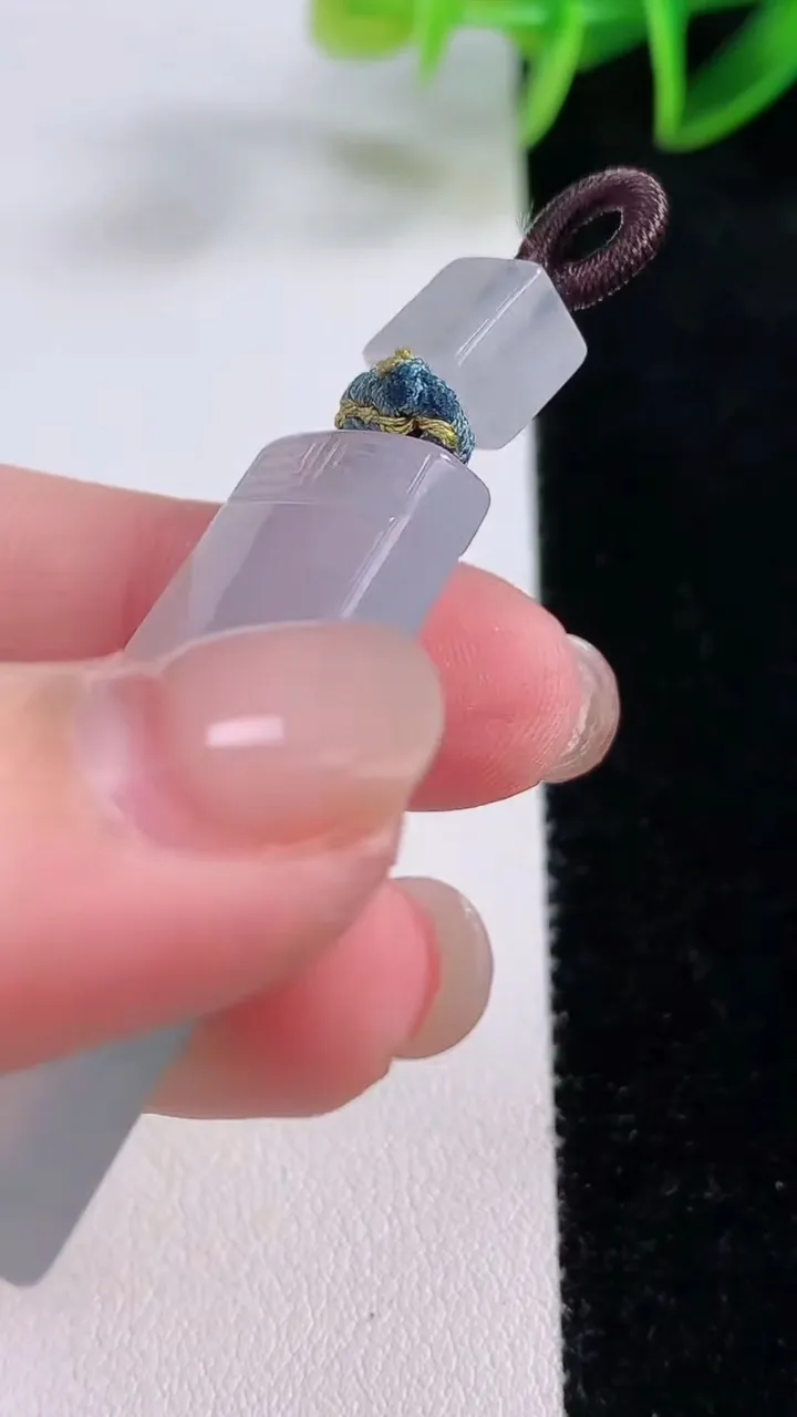 天然A货翡翠冰种飘花仿古无事牌吊坠，尺寸41.1-18.9-5.2，重量:13.43g
11月24日