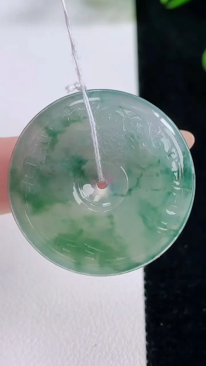 天然A货翡翠冰种飘花复古平安扣吊坠，尺寸32.5-5.6，重量:11.93g
11月24日