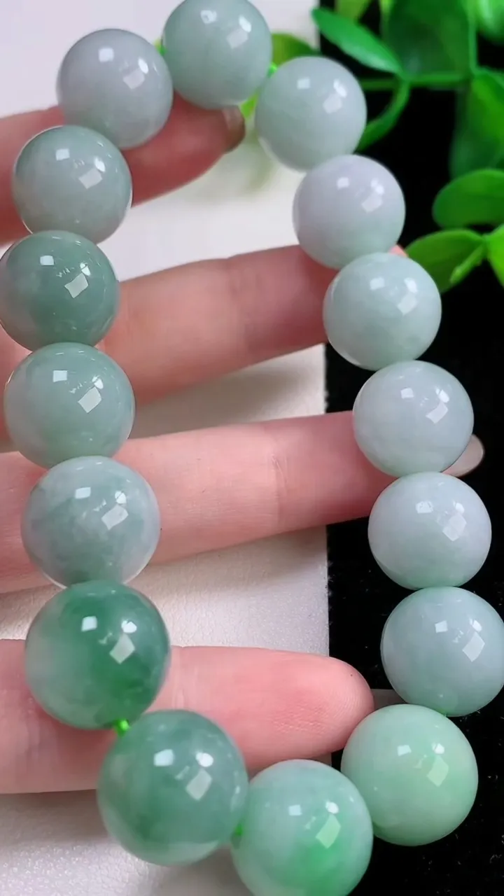 天然A货翡翠飘花圆珠手串，尺寸13.8-16颗，重:75.08g11月24日
工厂直销收藏佳品,种好水足，色泽均匀，有种有色，上手高大气！
