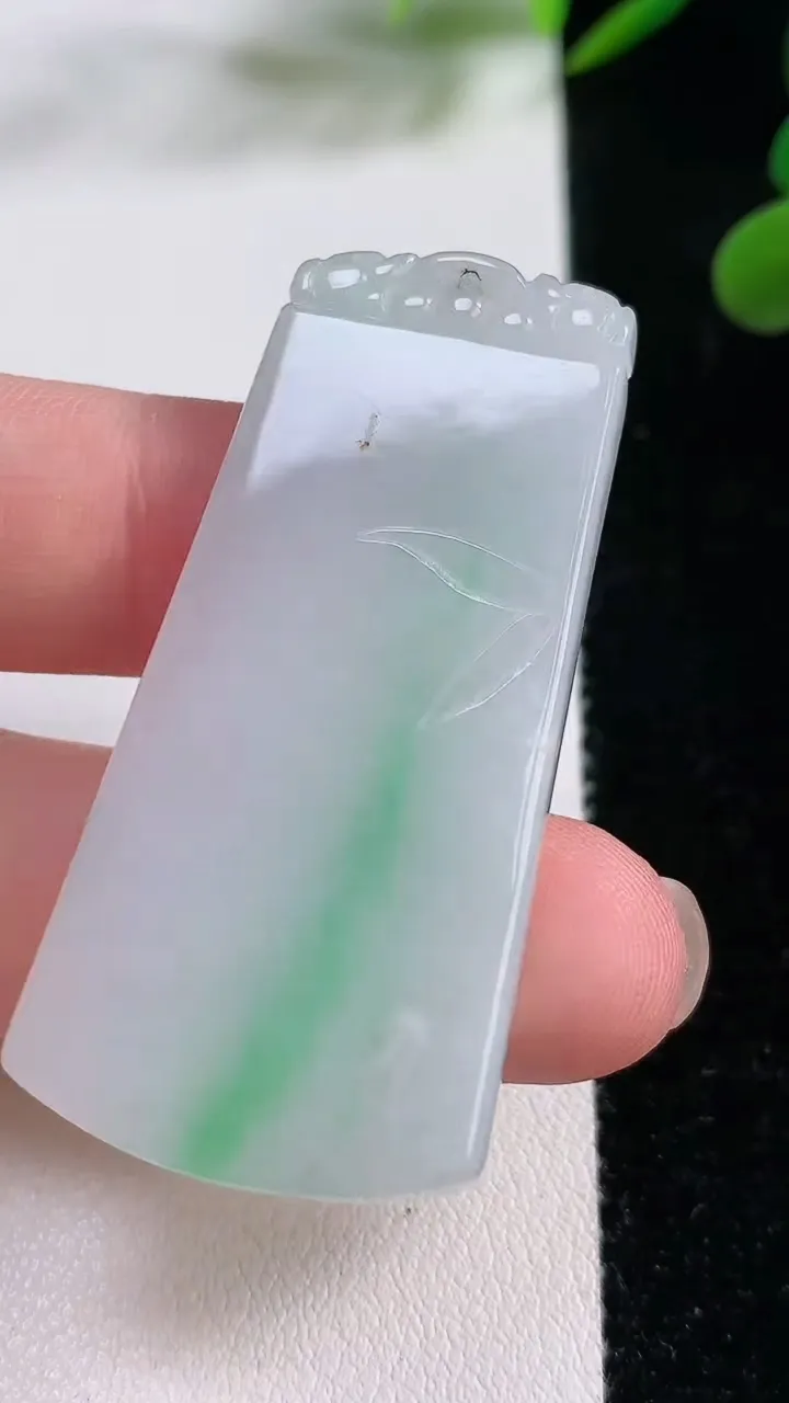 天然A货翡翠节节高升 竹节吊坠，尺寸48.5-23.5-5，重:15.07g
11月24日