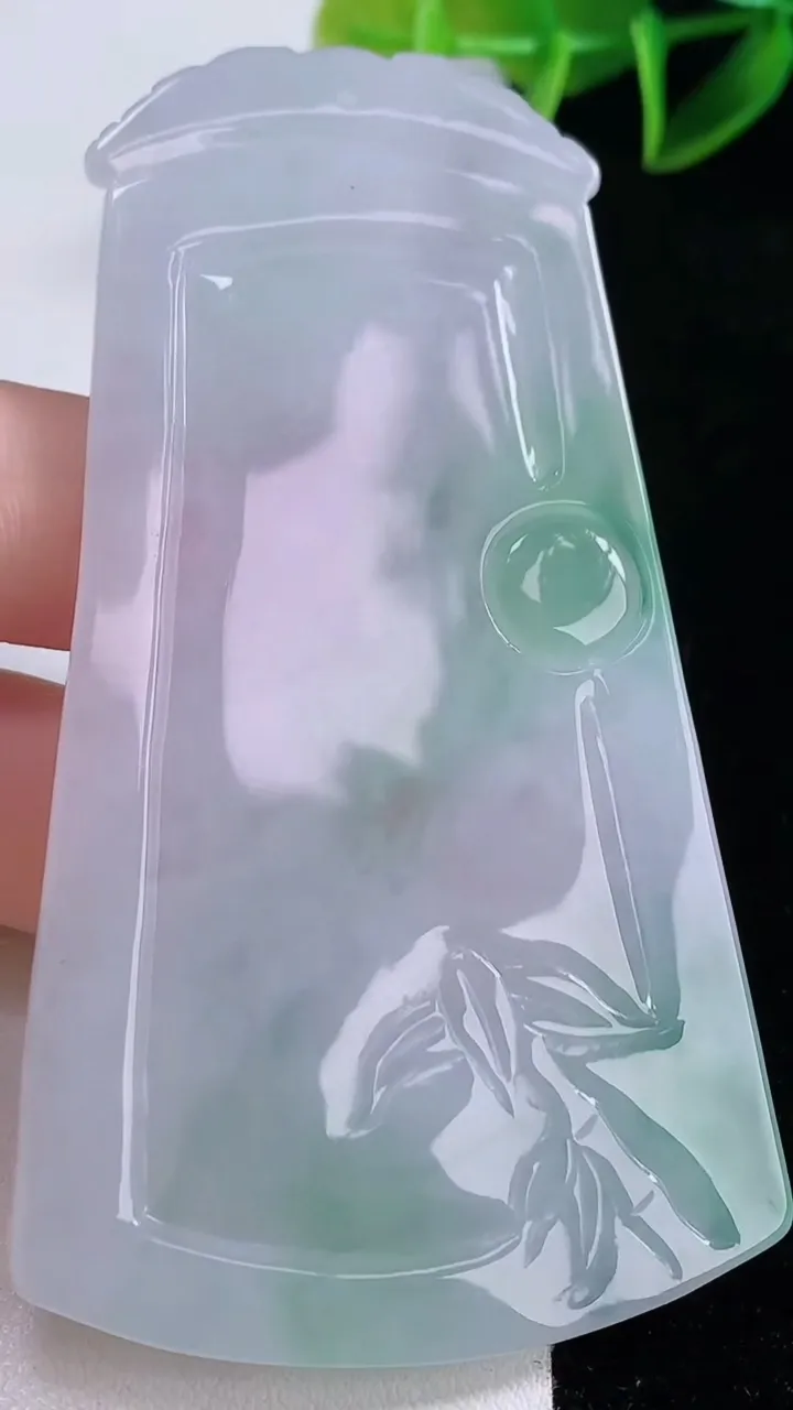 天然A货翡翠普贤菩萨吊坠，尺寸82.1-45.4-5，重量:39.35g
11月24日