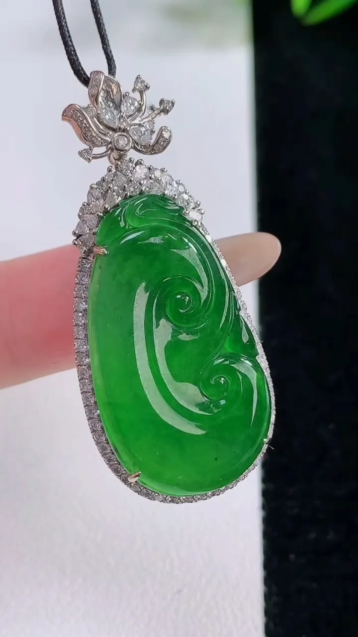 天然A货翡翠如意吊坠，尺寸43.2-19-7，裸石29.7-16.3重量:8.34g
11月24日