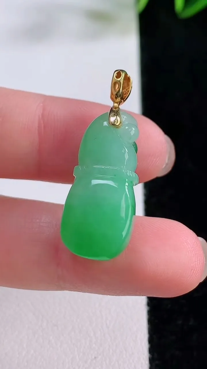 天然A货翡翠葫芦吊坠，尺寸24.8-11-11.2，重量:6.38g
11月24日