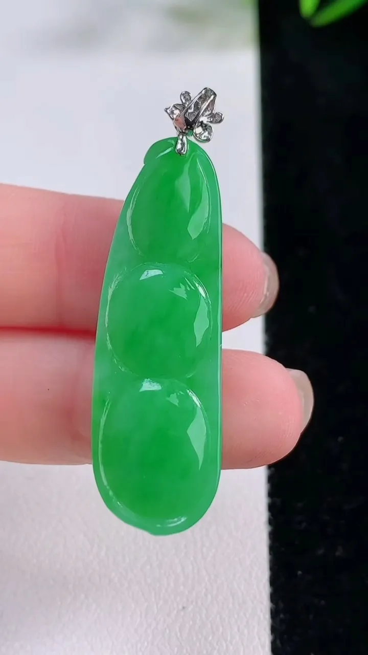 天然A货翡翠福豆吊坠，尺寸39-12.7-8.4，重量:8.18g
11月24日
