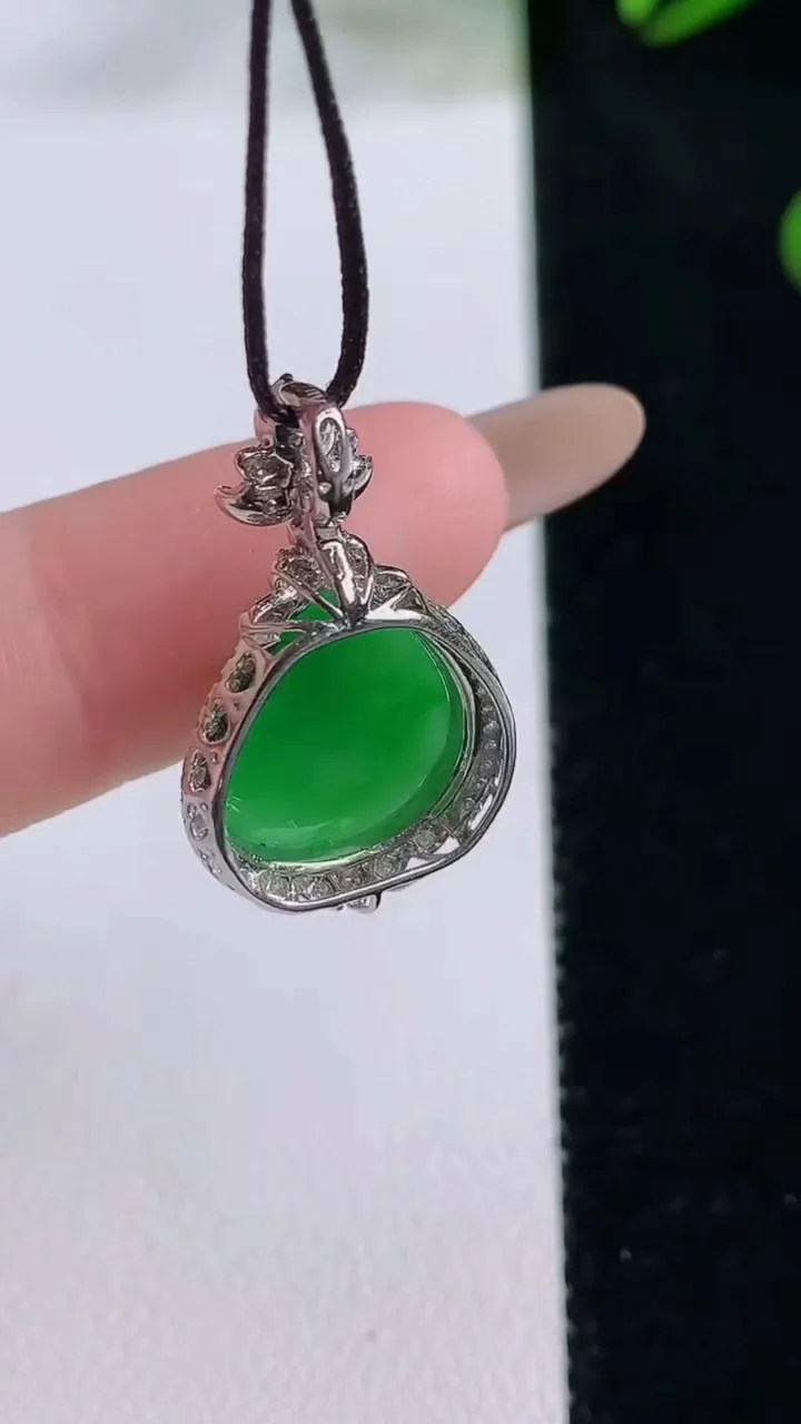 天然A货翡翠水滴吊坠，尺寸25-14.7-7.8，裸石12.3-12重量:2.85g
11月24日