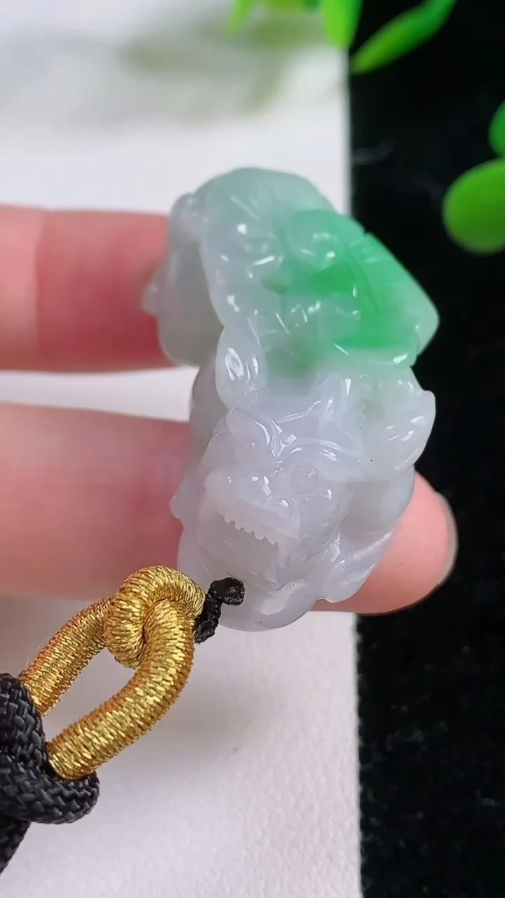 天然A货翡翠山水牌吊坠，尺寸65.2-43.5-14.7，重:84.55g
11月24日