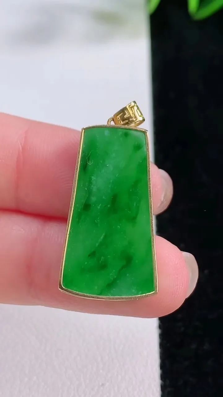 天然A货翡翠无事牌吊坠，尺寸26-14.2-3.7，重量:4.13g
11月24日
