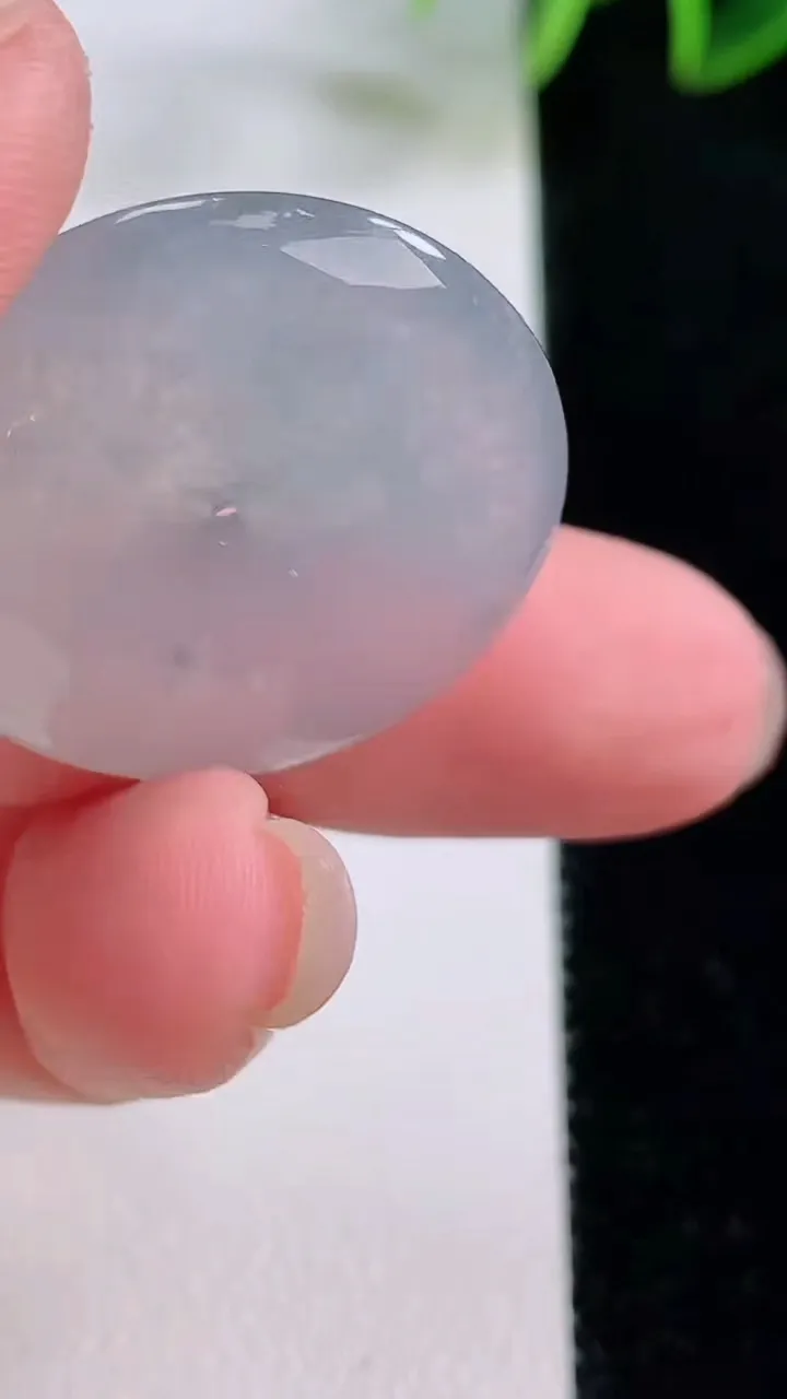 天然A货翡翠冰种飘花平安扣吊坠，尺寸27-5.5，重量:8.50g
11月24日