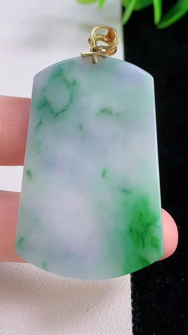 天然A货翡翠18K金春带彩紫罗兰无事牌吊坠，尺寸49-32-2.9，重量:13.15g
11月24日