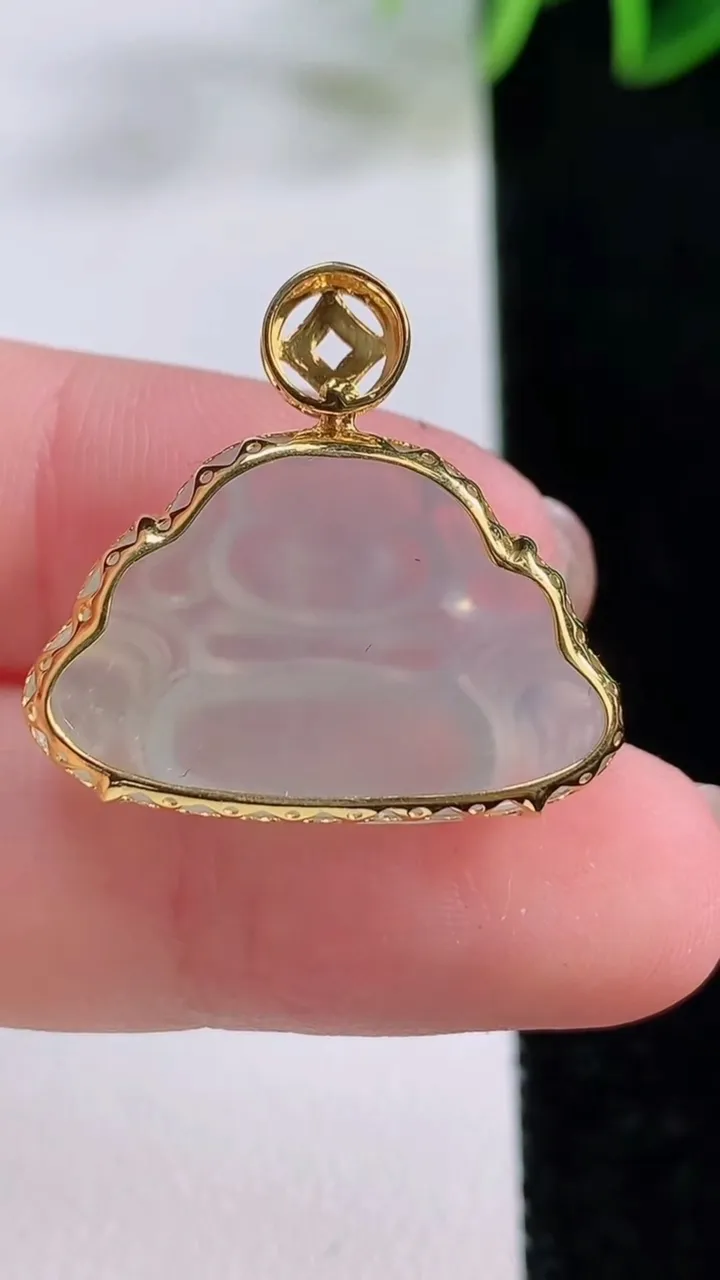 天然A货翡翠种白冰佛公吊坠，尺寸16.3-25-7，重量:3.71g
11月24日