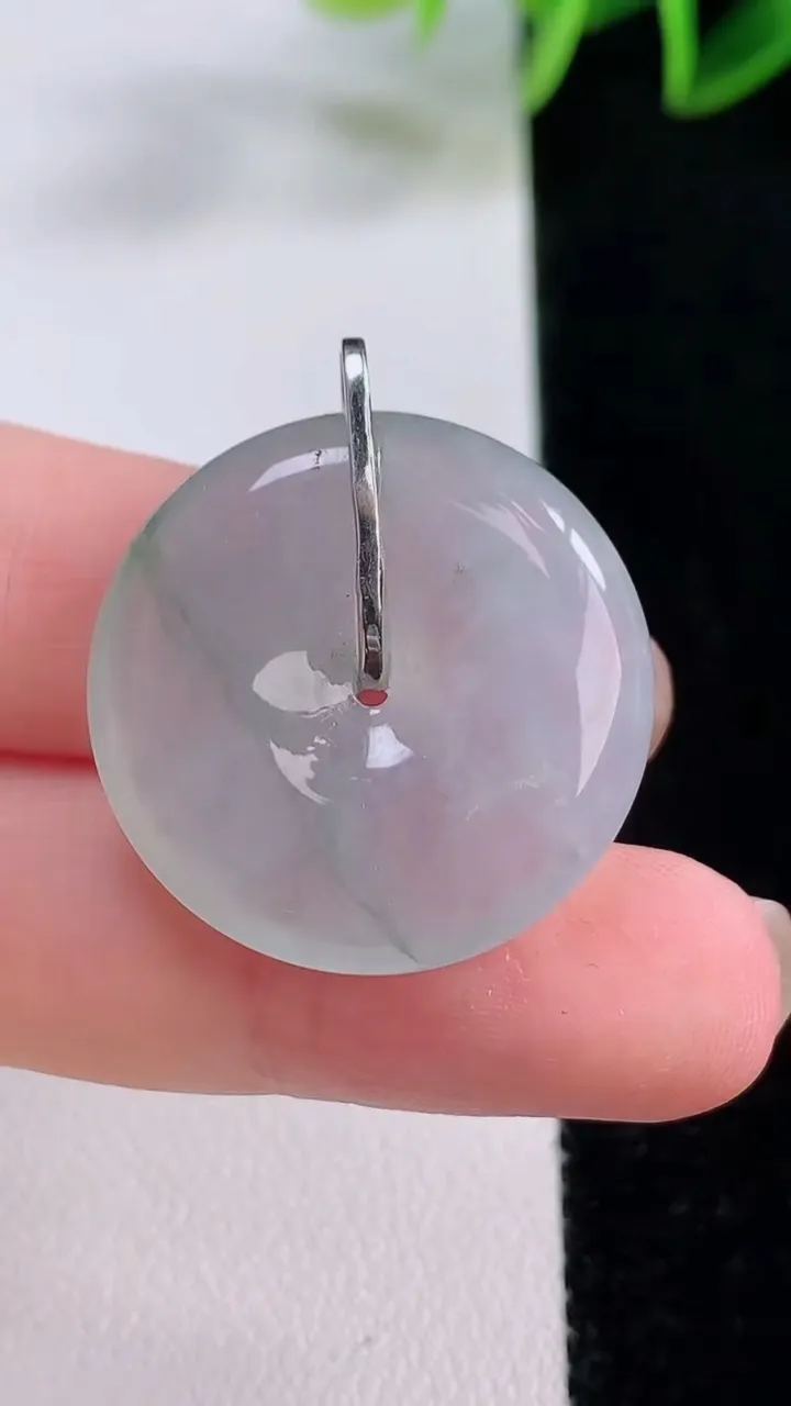 天然A货翡翠种飘花平安扣吊坠，尺寸25.7-5.3，重量:7.69g
11月24日