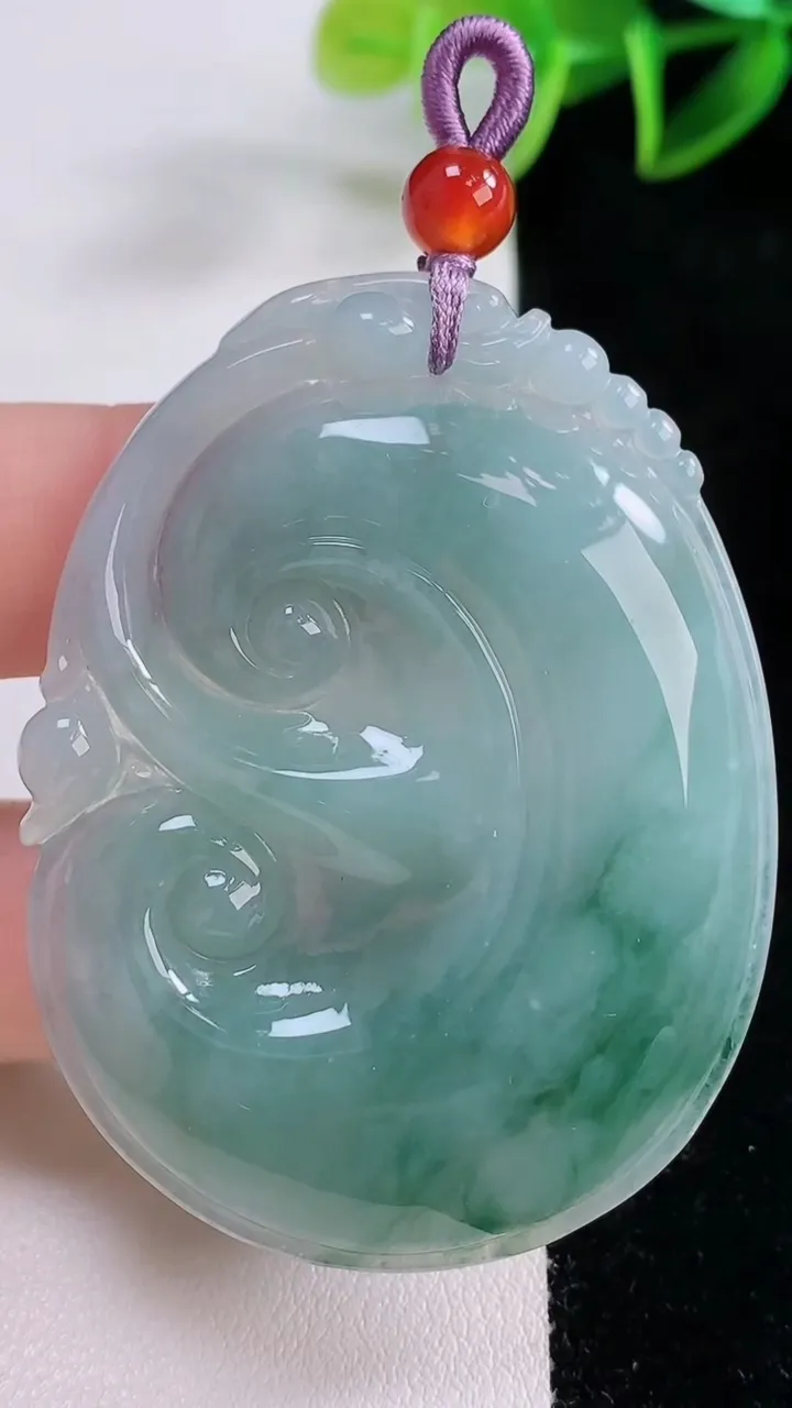 天然A货翡翠飘花如意吊坠，尺寸55-42-5.9，重量:25.11g
11月24日