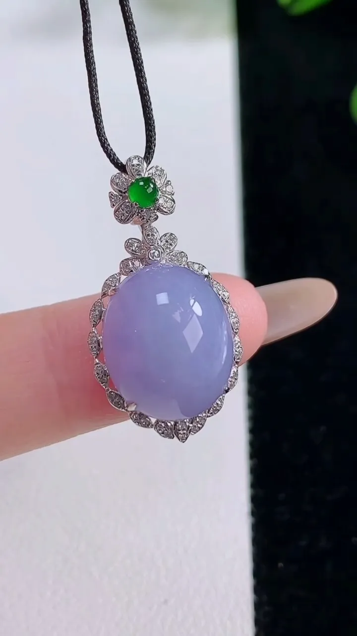 天然A货翡翠18K金紫罗兰蛋面吊坠，尺寸26.5-14.3-10.7，裸石14-11.4重量:3.22g
11月24日