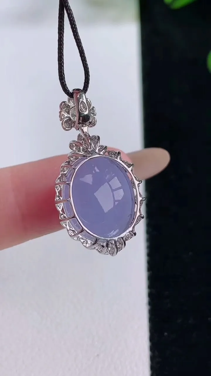 天然A货翡翠18K金紫罗兰蛋面吊坠，尺寸26.5-14.3-10.7，裸石14-11.4重量:3.22g
11月24日