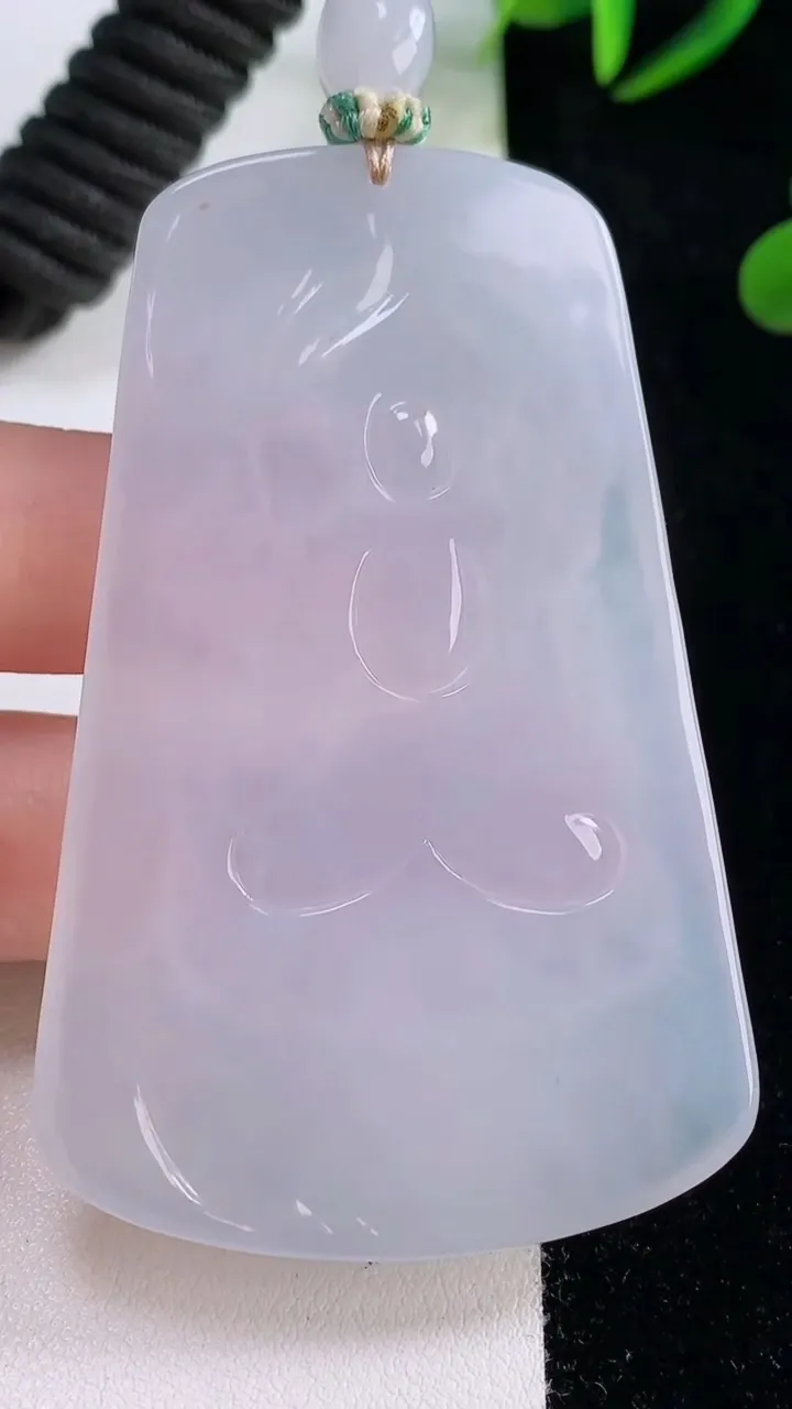 天然A货翡翠种白冰虚空藏菩萨吊坠，尺寸67.8-43-5.5，重量:41.32g
11月24日