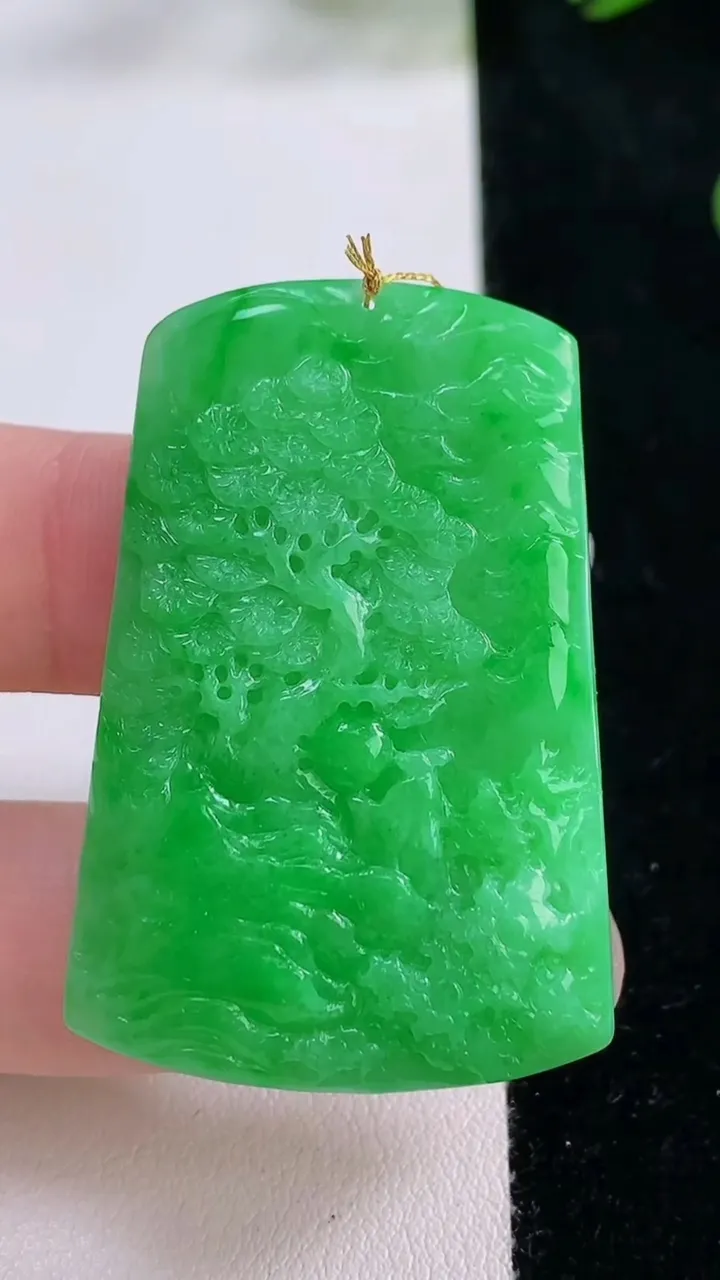 天然A货翡翠山水牌吊坠，尺寸44.2-29.6-5，重量:13.79g
11月24日
