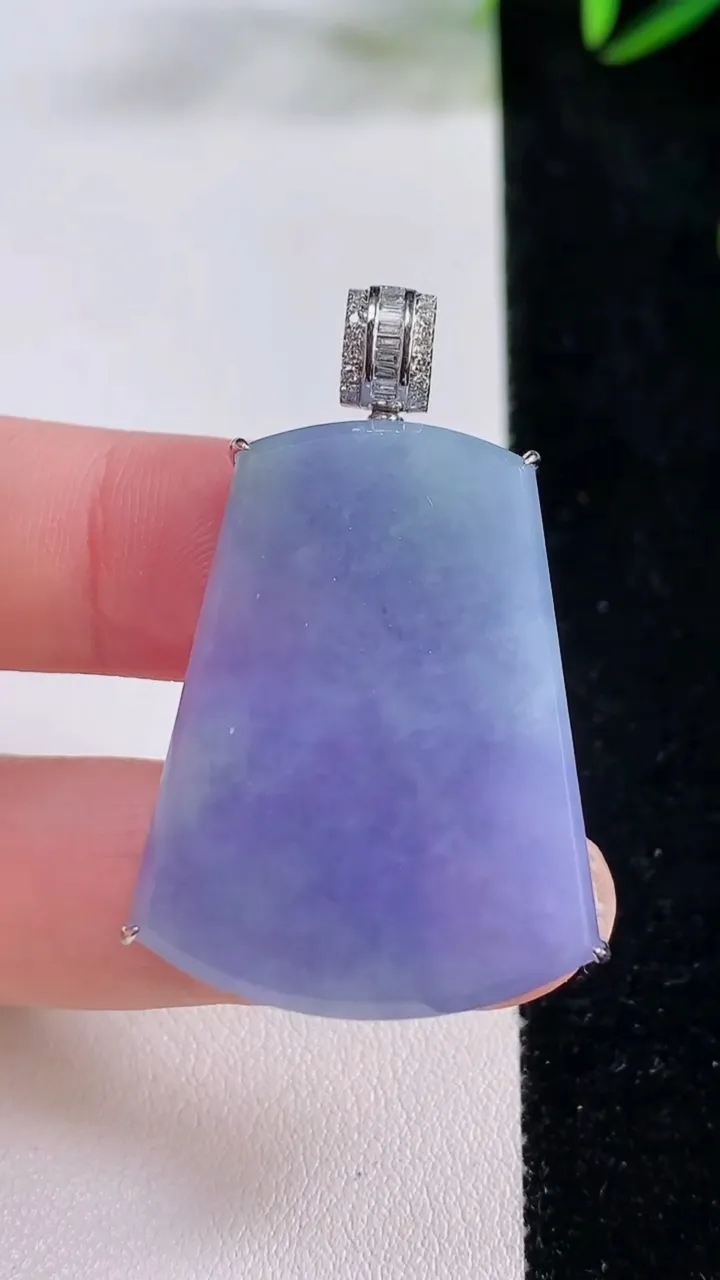 天然A货翡翠18K金紫罗兰无事牌吊坠，尺寸33.6-27-6.9，重量:15.38g
11月24日