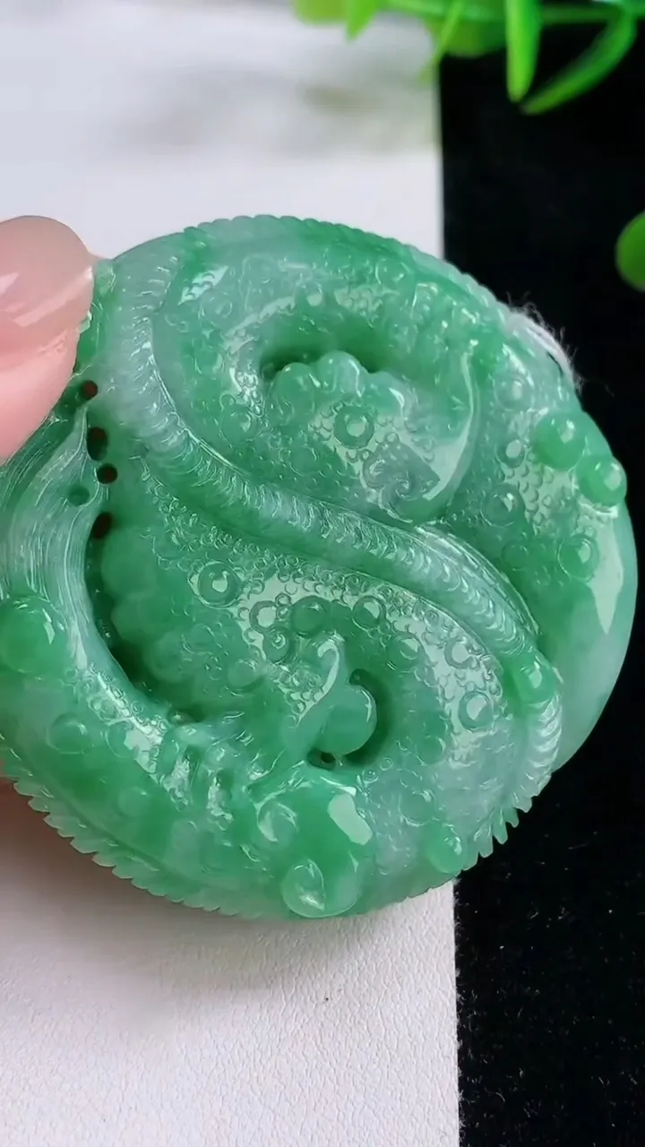 天然A货翡翠龙牌吊坠，尺寸57-13.8，重量:83.88g
11月24日