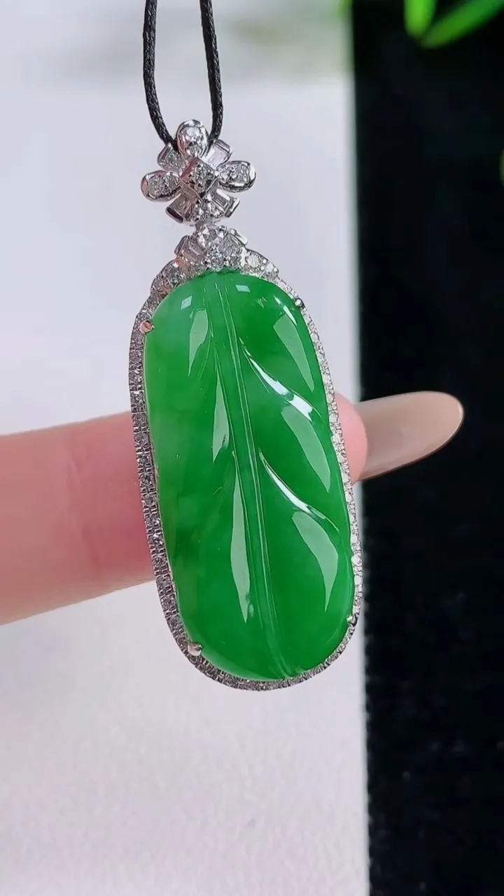 天然A货翡翠金枝玉叶 叶子吊坠，尺寸40-14.5-7.6，裸石29-12.2重量:5.77g
11月24日