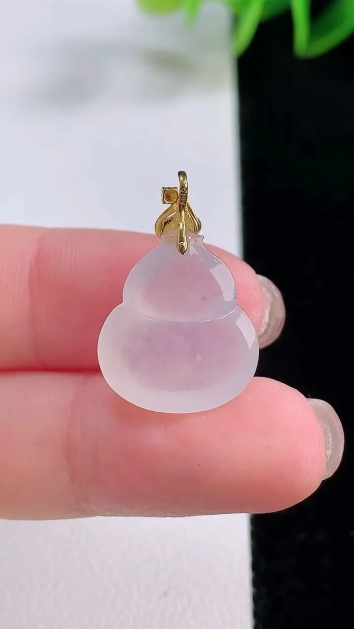 天然A货翡翠种白冰葫芦吊坠，尺寸17.2-14.7-5.6，重量:2.58g
11月24日