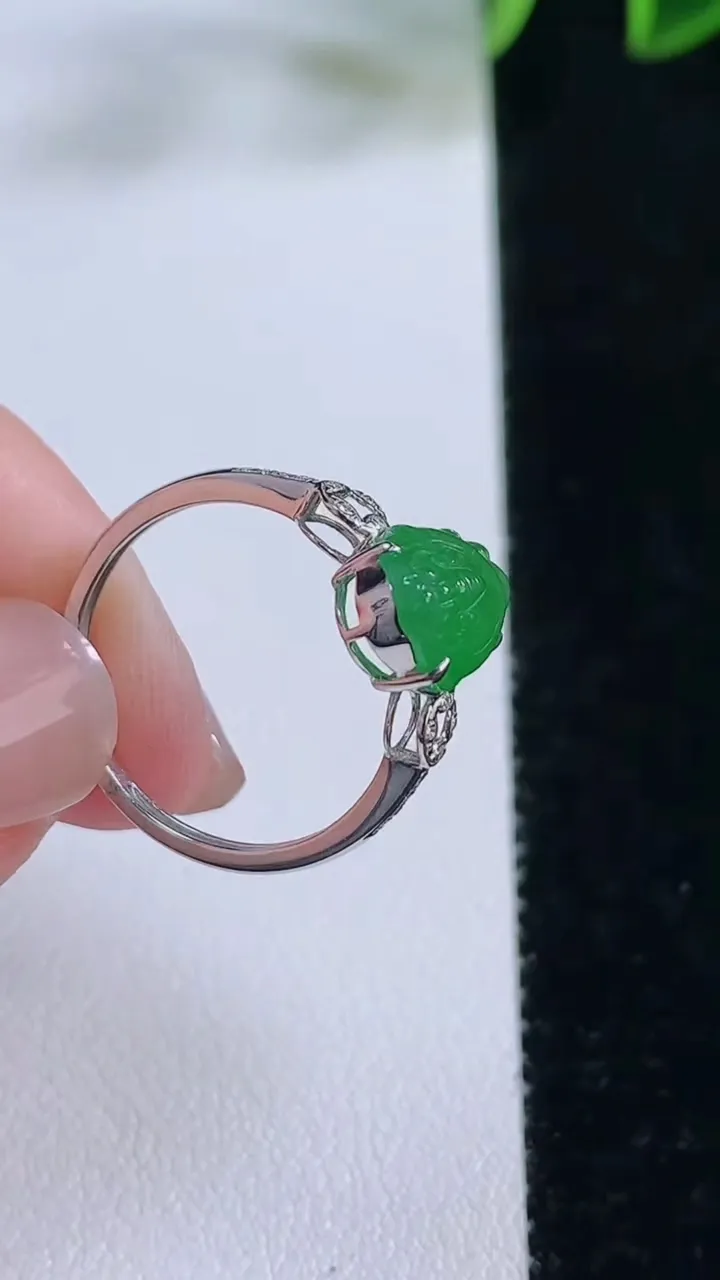 天然A货翡翠金蟾戒指，尺寸17.5-11.2-7.7-5.6，重量:1.79g2025年11月24日
工厂直销收藏佳品,种好水足，色泽均匀，有种有色，上手高大气！