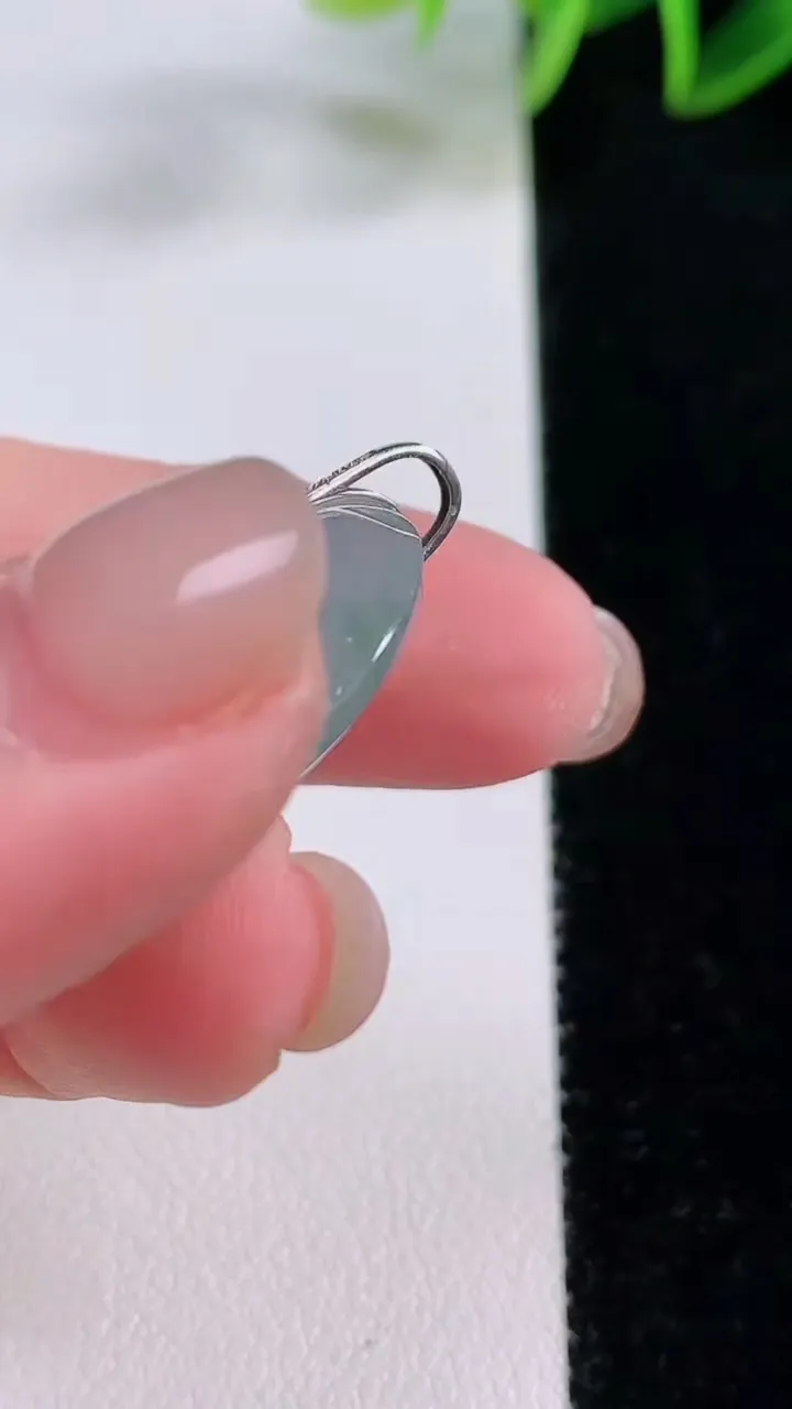 天然A货翡翠种飘花平安扣吊坠，尺寸25.7-5.3，重量:7.69g
11月24日