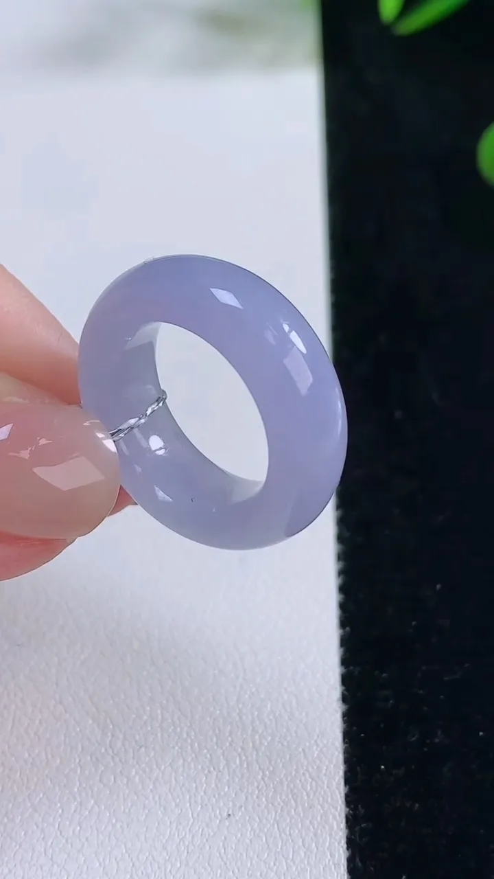 天然A货翡翠紫罗兰指环戒指，尺寸15.8-7-4.2，重量:6.25g2025年11月24日
工厂直销收藏佳品,种好水足，色泽均匀，有种有色，上手高大气！