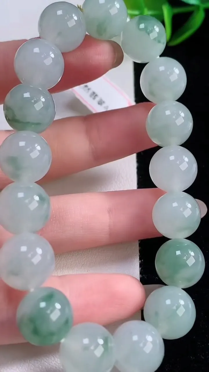 天然A货翡翠种飘花圆珠手串，尺寸12-17颗，重量:53.84g11月24日
工厂直销收藏佳品,种好水足，色泽均匀，有种有色，上手高大气！