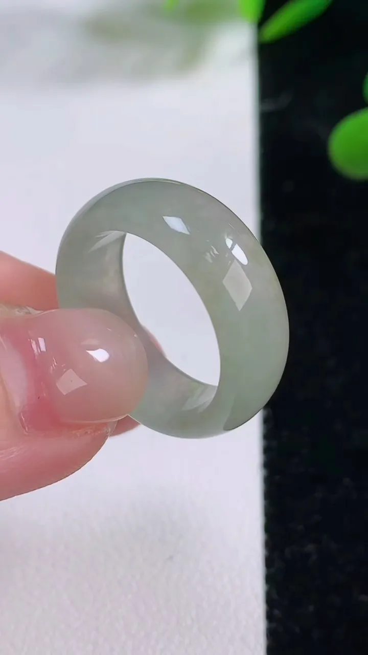 天然A货翡翠指环戒指，尺寸17.5-7.5-3.5，重:4.52g2025年11月24日
工厂直销收藏佳品,种好水足，色泽均匀，有种有色，上手高大气！