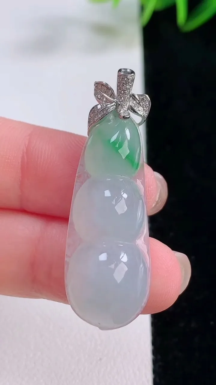 天然A货翡翠福豆吊坠，尺寸34.6-13.7-8.4，重量:6.82g
11月24日