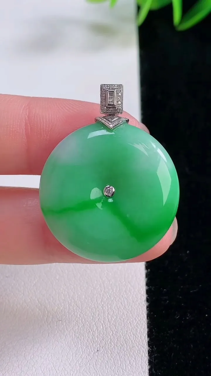 天然A货翡翠平安扣吊坠，尺寸26-6.4，重量:10.19g
11月24日