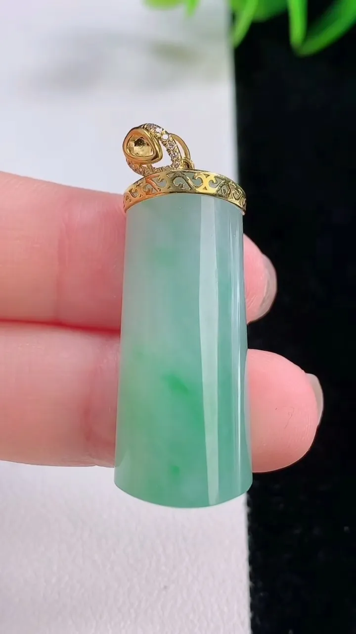 天然A货翡翠无事牌吊坠，尺寸32.7-13.6-8.5，重量:10.00g
11月24日