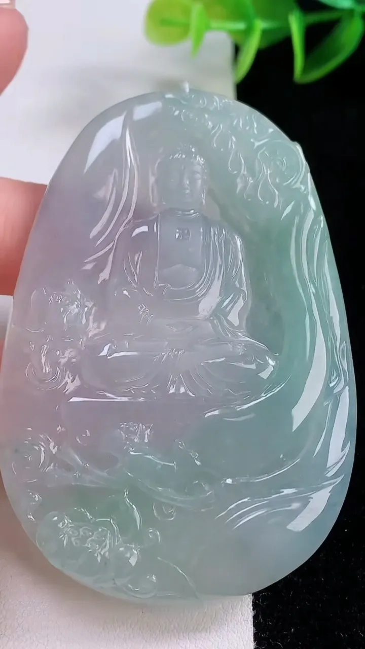 天然A货翡翠大日如来吊坠，尺寸69.3-47-5.5，重量:41.11g
11月24日