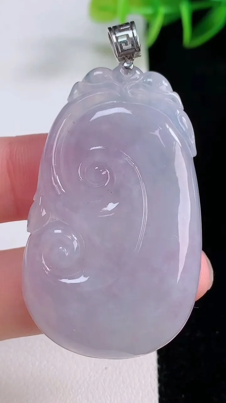 天然A货翡翠18K金紫罗兰如意吊坠，尺寸49.2-30-5.6，重量:16.84g
11月24日