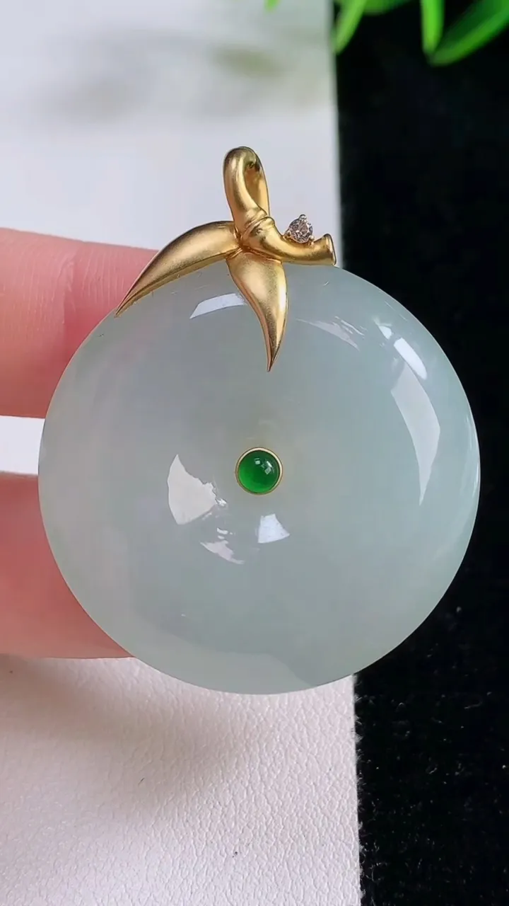 天然A货翡翠平安扣吊坠，尺寸35-9，重量:23.46g
11月24日