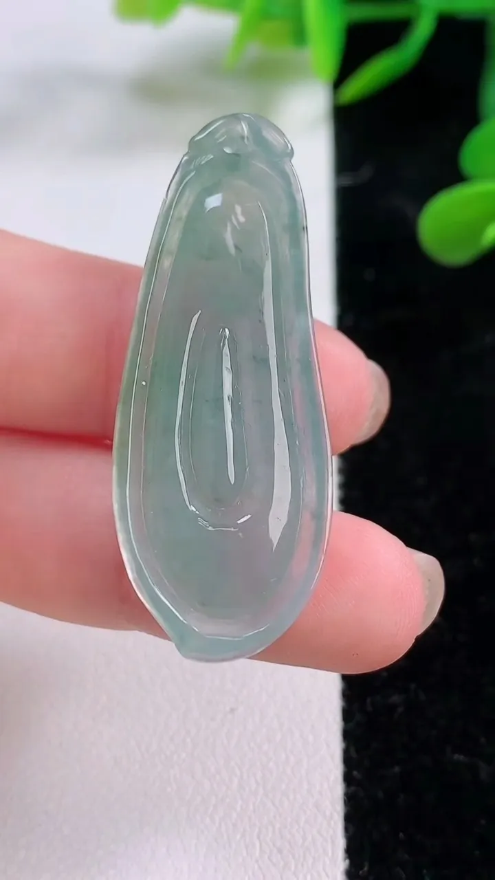 天然A货翡翠福瓜吊坠，尺寸43-17-6.3，重:6.82g
11月24日