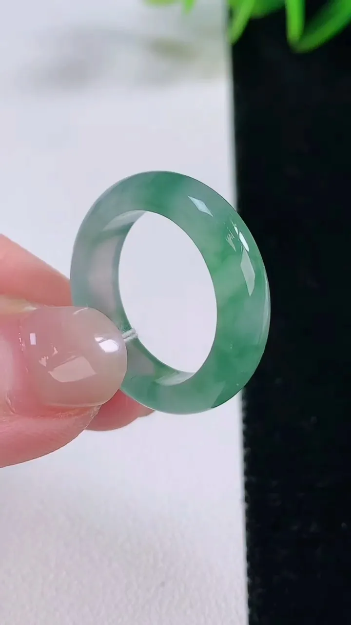 天然A货翡翠冰种飘花指环戒指，尺寸18-5.1-3，重量:4.08g2025年11月24日
工厂直销