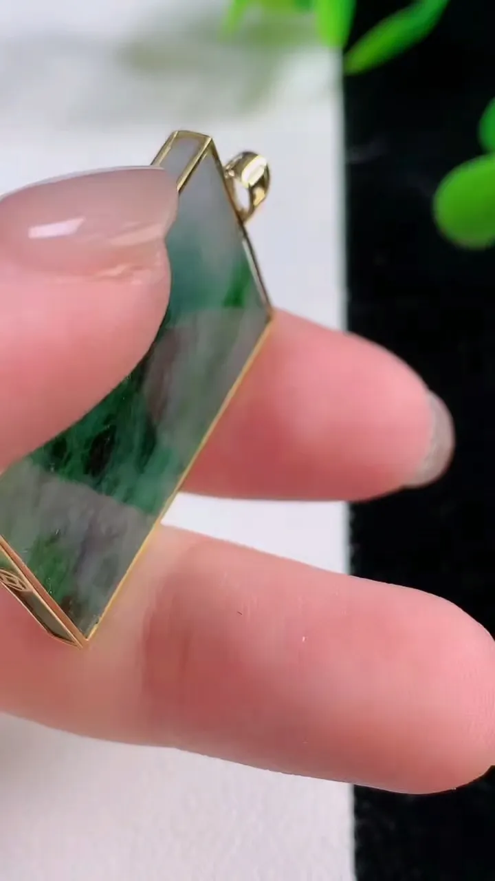 天然A货翡翠无事牌吊坠，尺寸30.3-20.3-3，重:6.18g
11月24日