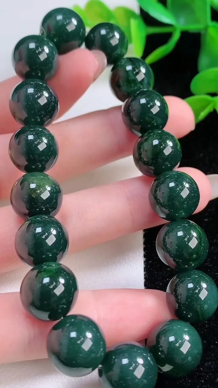 天然A货翡翠圆珠手串，尺寸12.3，重:56.66g11月24日
工厂直销收藏佳品,种好水足，色泽均匀，有种有色，上手高大气！