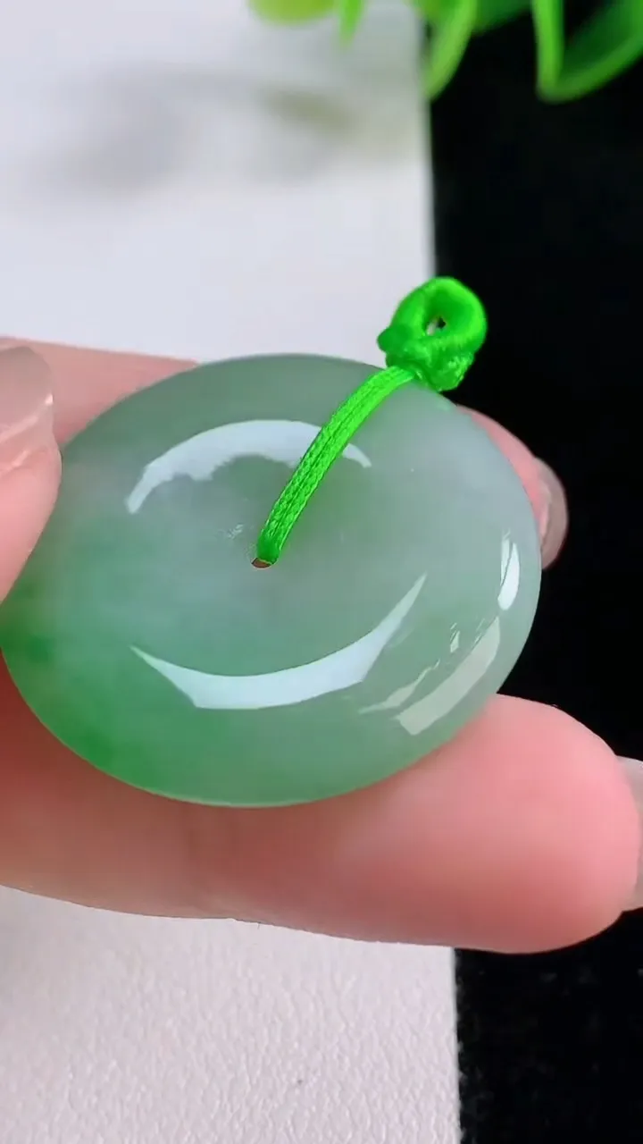 天然A货翡翠平安扣吊坠，尺寸30.3-5.7，重量:11.38g
11月24日