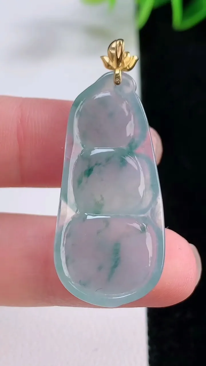 天然A货翡翠种飘花福豆吊坠，尺寸35.6-17-4.7，重量:5.71g
11月24日