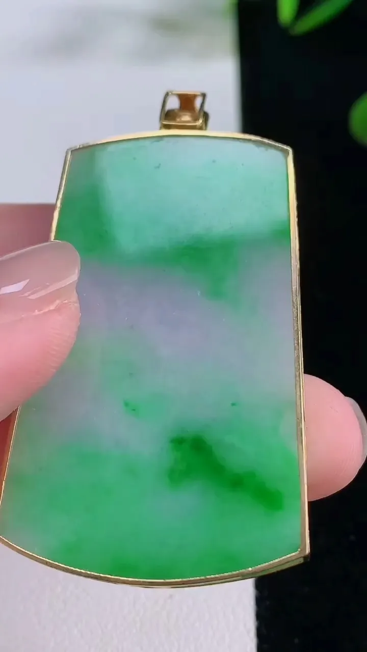 天然A货翡翠无事牌吊坠，尺寸47.2-29.5-3.4，重量:15.70g
11月24日