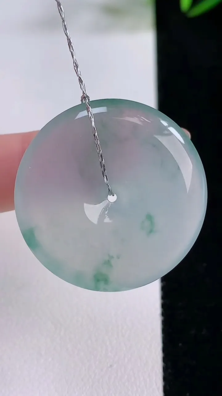 天然A货翡翠种飘花平安扣吊坠，尺寸32.5-6，重量:14.15g
11月24日