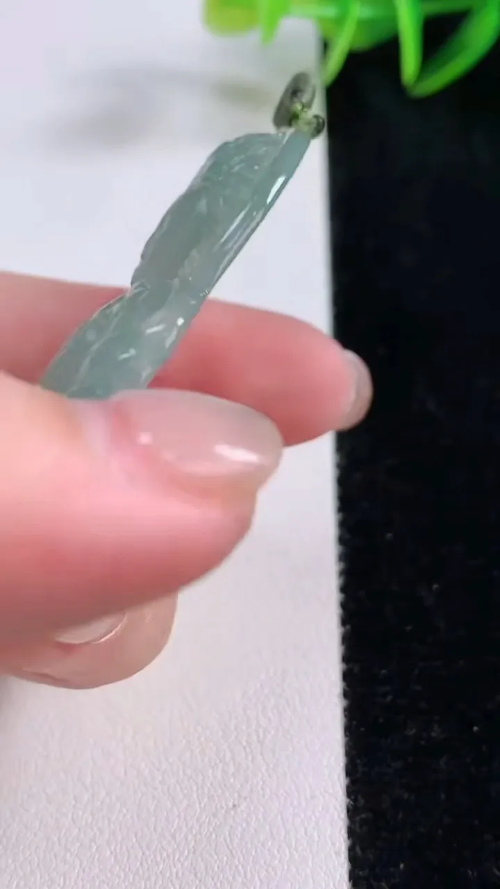 天然A货翡翠度母观音吊坠，尺寸63.8-41.2-5.5，重量:25.52g
11月24日