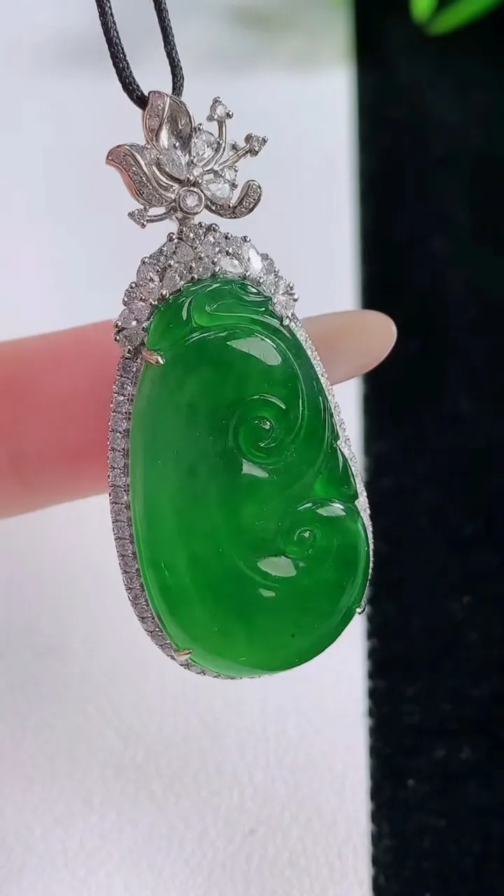 天然A货翡翠如意吊坠，尺寸43.2-19-7，裸石29.7-16.3重量:8.34g
11月24日