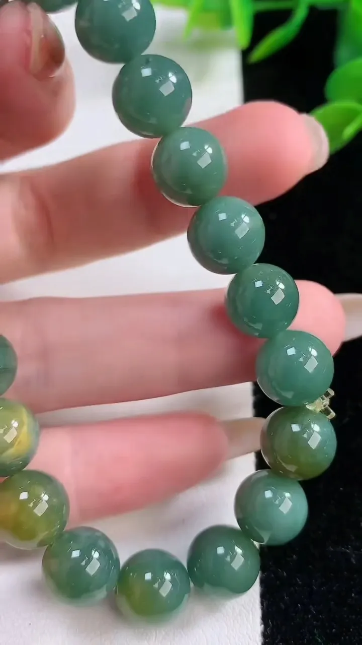 天然A货翡翠圆珠手串，尺寸9.8-20颗，重:32.28g11月24日
工厂直销收藏佳品,种好水足，色泽均匀，有种有色，上手高大气！