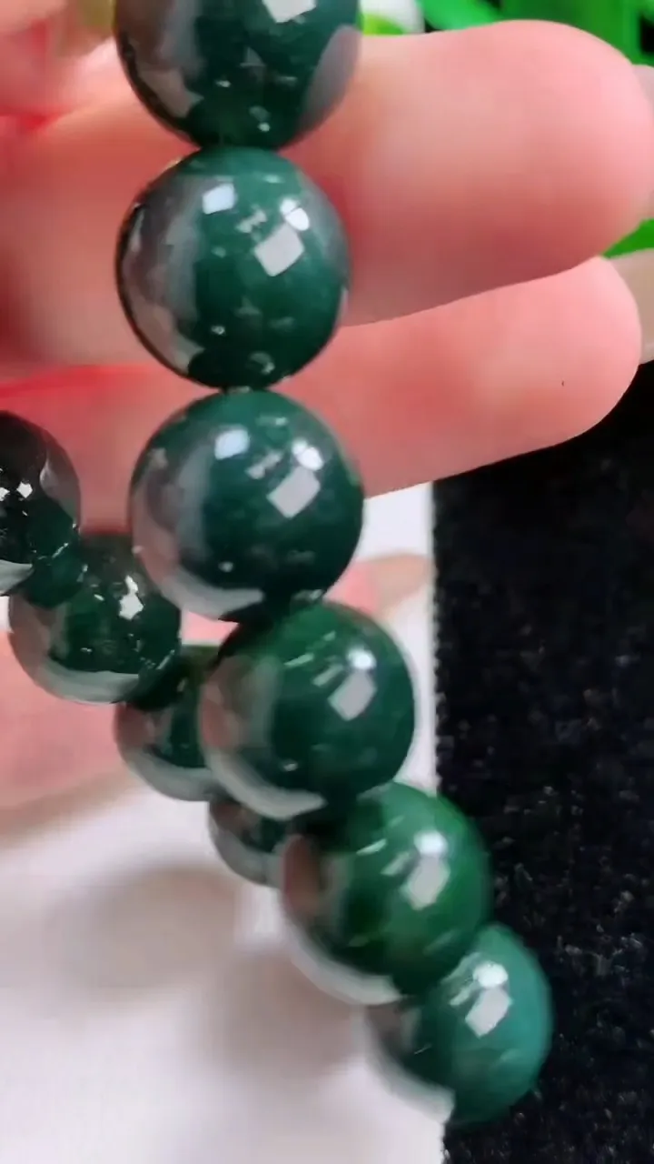 天然A货翡翠圆珠手串，尺寸12.3，重:56.66g11月24日
工厂直销收藏佳品,种好水足，色泽均匀，有种有色，上手高大气！
