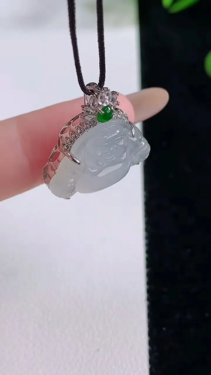 天然A货翡翠种白冰佛公吊坠，尺寸21.3-14.3-20-7.2，重量:3.92g
11月24日